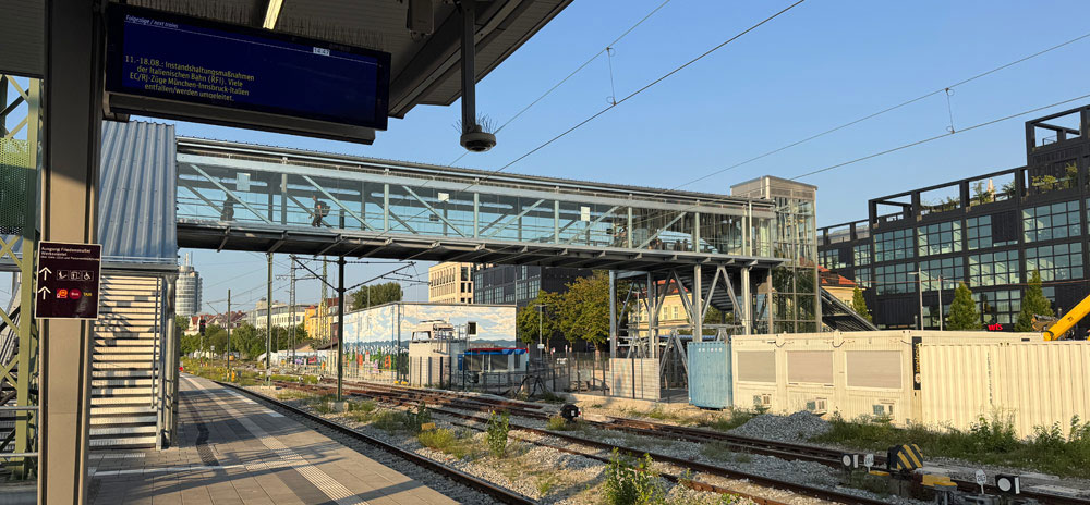 Über die neue Brücke vom Ostbahnhof aus fast direkt erreichbar: Magari by Geisha im Werksviertel (©Fotos: Martin Schmitz)
